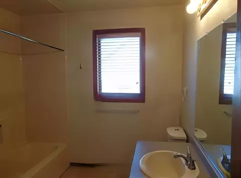 Bath - 2119 N Cloudview Dr, Appleton, WI 54914 photo 1 of 3