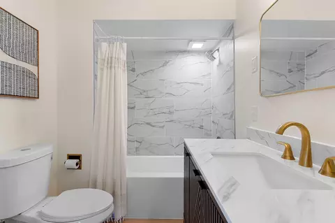 Bath - 518 S Telulah Ave, Appleton, WI 54915 photo 2 of 4