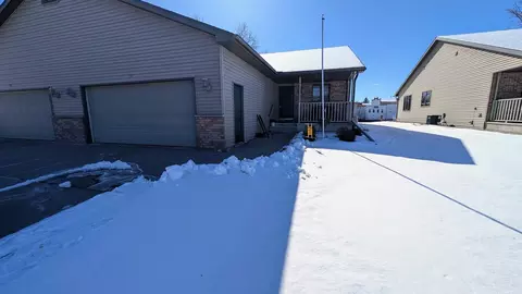 114 E North Water St, New London, WI 54961