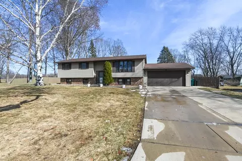 1332 Sunray Ln, Green Bay, WI 54313