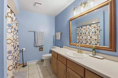 Bath - 907 E Florida Ave, Appleton, WI 54911 photo 2 of 3