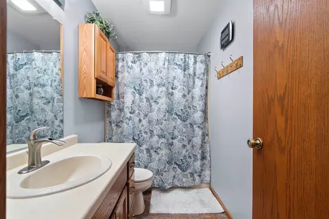 Bath - w6082 Hearthstone Drive, Appleton, WI 54915 photo 2 of 4