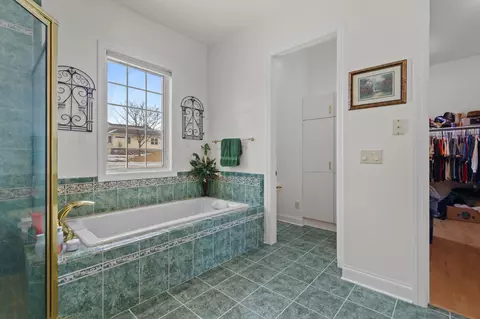 Bath - 632 Cambridge Dr, Ripon, WI 54971 photo 3 of 9