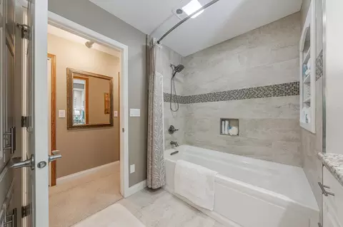 Bath - 2661 Northern Rd #E, Appleton, WI 54914 photo 1 of 4