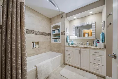 Bath - 2661 Northern Rd #E, Appleton, WI 54914 photo 2 of 4