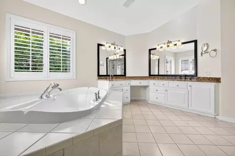 Bath - 2905 Fox Run, Appleton, WI 54914 photo 3 of 5