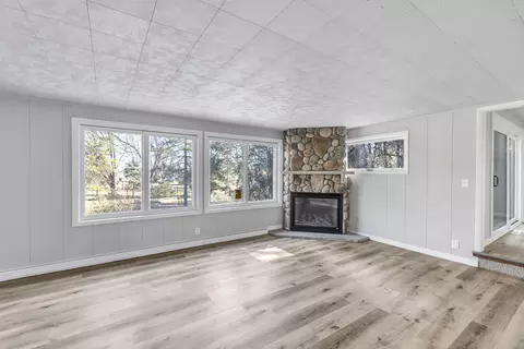 Living - 2940 N Oneida St, Appleton, WI 54911 photo 5 of 10