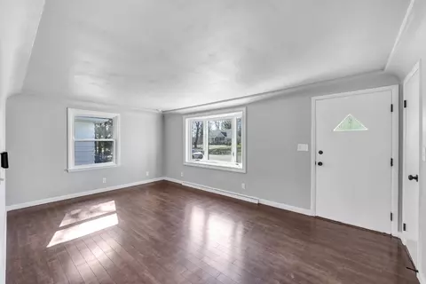 Living - 2940 N Oneida St, Appleton, WI 54911 photo 2 of 10