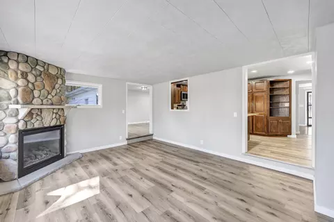 Living - 2940 N Oneida St, Appleton, WI 54911 photo 6 of 10