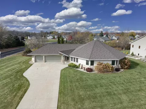 1690 Gateway Meadows Ln, Neenah, WI 54956