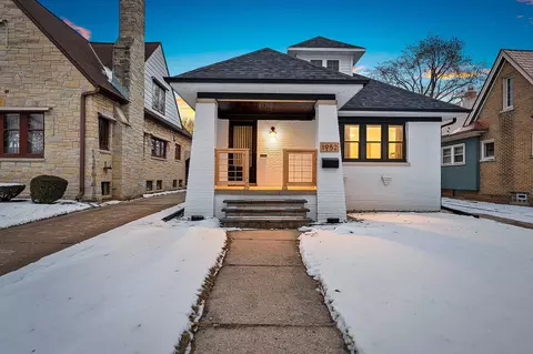 1952 N 86th St, Wauwatosa, WI 53226