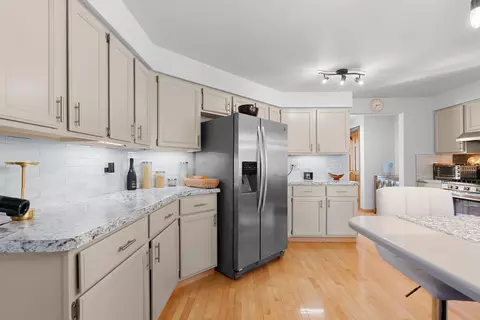 Kitchen - 1831 S Mayfair Dr, Appleton, WI 54914 photo 4 of 8