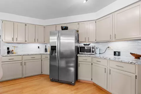 Kitchen - 1831 S Mayfair Dr, Appleton, WI 54914 photo 5 of 8