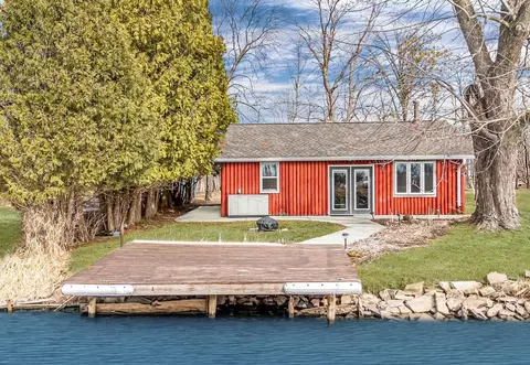 7829 Cut Off Ln, Larsen, WI 54947