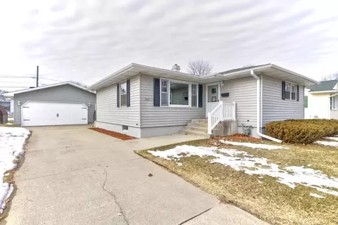 3021 16th St, Menominee, MI 49858