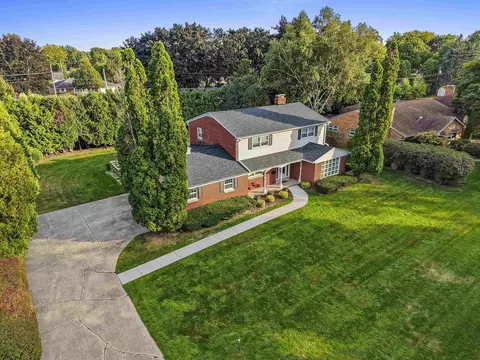 907 Ernst Dr, Green Bay, WI 54304