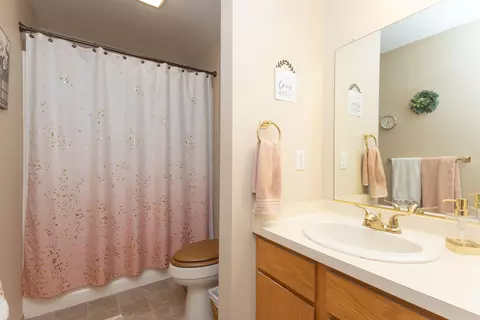 Bath - 841 E Windfield Pl, Appleton, WI 54911 photo 2 of 2
