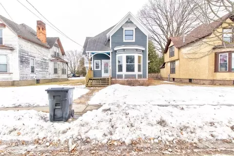 813 6th Ave, Menominee, MI 49858