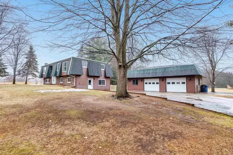 4565 Hilltop Dr, Suamico, WI 54173