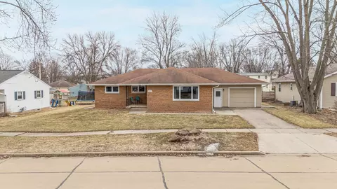 609 W 8th St, Kaukauna, WI 54130