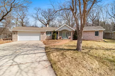 1543 Rustic Ridge Ct, Green Bay, WI 54311
