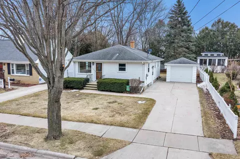 1267 Roscoe St, Green Bay, WI 54304