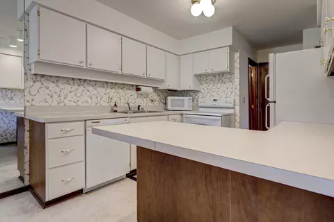 Kitchen - 2916 N Kin St, Appleton, WI 54911 photo 1 of 2