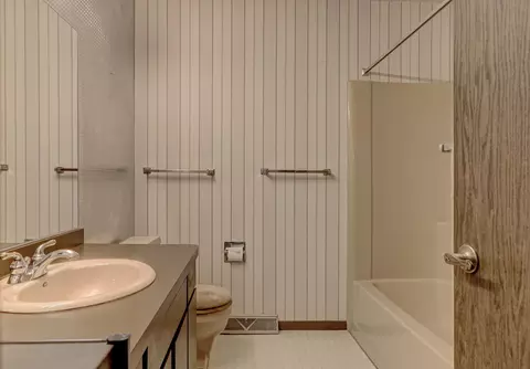 Bath - 2916 N Kin St, Appleton, WI 54911 photo 2 of 2