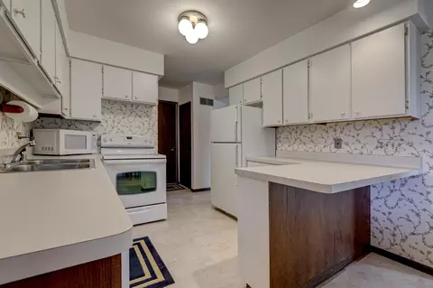Kitchen - 2916 N Kin St, Appleton, WI 54911 photo 2 of 2