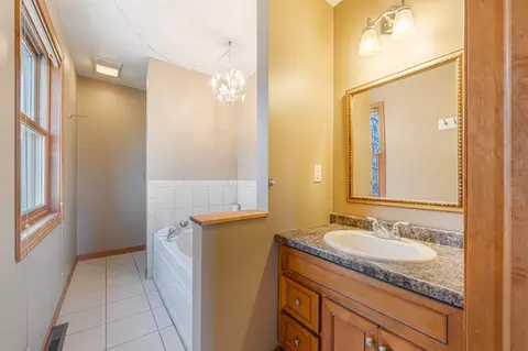 Bath - 2190 Carleton Ave, Appleton, WI 54915 photo 3 of 6