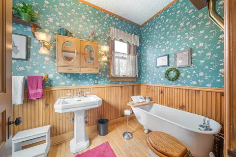 Bath - 913 W 5th St, Appleton, WI 54914 photo 1 of 3