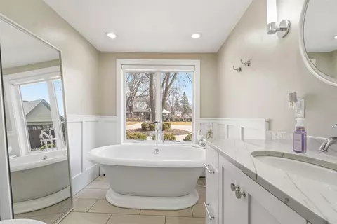 Bath - 3667 W Quaker Ridge Ln, Appleton, WI 54914 photo 6 of 9