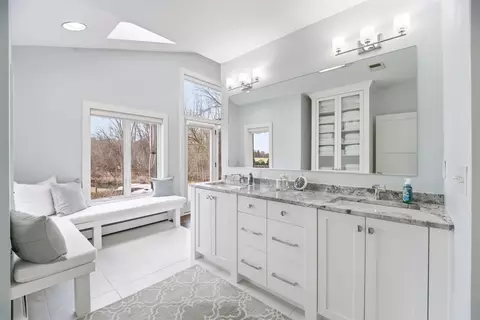 Bath - 3667 W Quaker Ridge Ln, Appleton, WI 54914 photo 3 of 9