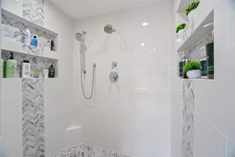 Bath - 3667 W Quaker Ridge Ln, Appleton, WI 54914 photo 4 of 9