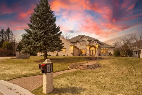 910 Kings Point Ct, Hobart, WI 54155