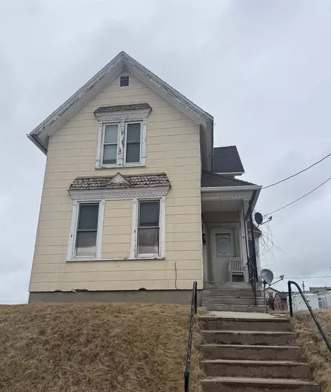 921 S 13th St, Manitowoc, WI 54220