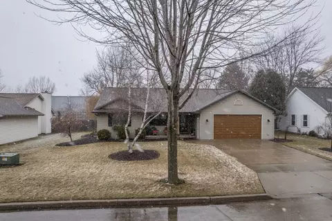 Exterior - 30 Weatherstone Dr, Appleton, WI 54914 photo 13 of 14