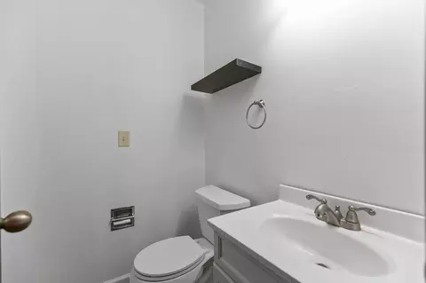 Bath - 701 E Longview Dr, Appleton, WI 54911 photo 5 of 7