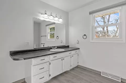 Bath - 701 E Longview Dr, Appleton, WI 54911 photo 3 of 7