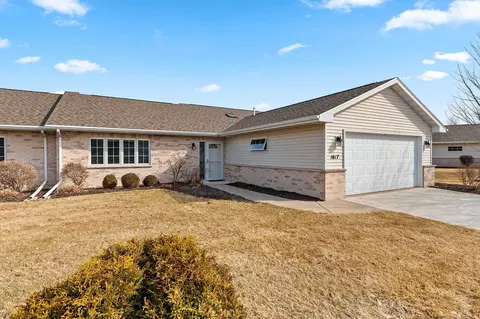 1617 Twin Lakes Cir, Green Bay, WI 54311