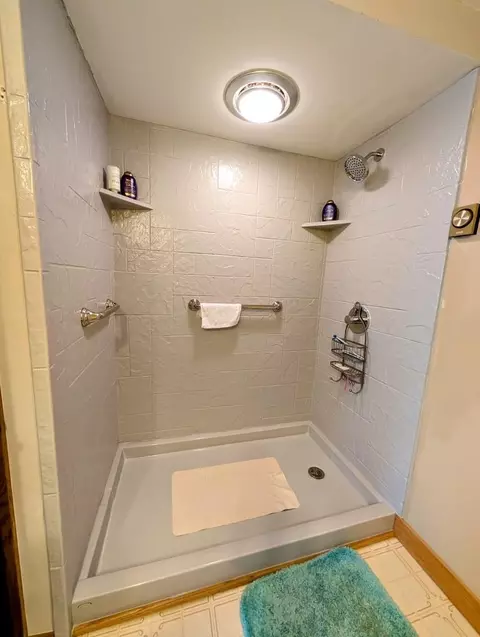 Bath - 1235 W Nicolet Cercle, Appleton, WI 54914 photo 3 of 4