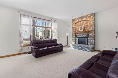 Living - 63 Brentwood Ln, Appleton, WI 54915 photo 6 of 8