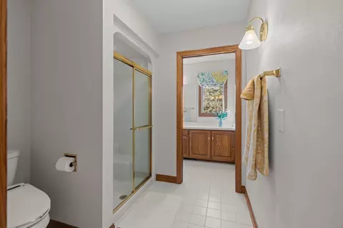 Bath - 63 Brentwood Ln, Appleton, WI 54915 photo 8 of 12