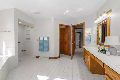 Bath - 63 Brentwood Ln, Appleton, WI 54915 photo 5 of 12