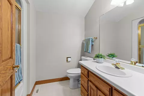 Bath - 63 Brentwood Ln, Appleton, WI 54915 photo 11 of 12