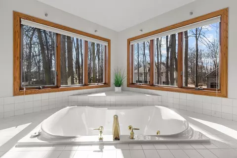 Bath - 63 Brentwood Ln, Appleton, WI 54915 photo 4 of 12