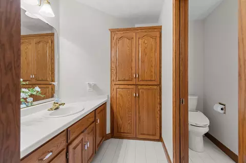 Bath - 63 Brentwood Ln, Appleton, WI 54915 photo 10 of 12