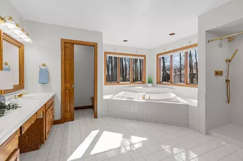Bath - 63 Brentwood Ln, Appleton, WI 54915 photo 2 of 12