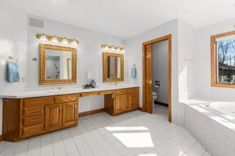 Bath - 63 Brentwood Ln, Appleton, WI 54915 photo 3 of 12