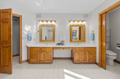 Bath - 63 Brentwood Ln, Appleton, WI 54915 photo 6 of 12